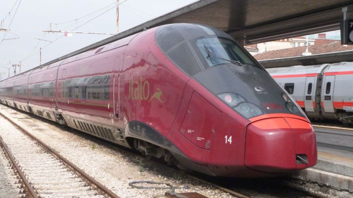 The newest French-built high-speed train, seen here operating in Italy, is capable of fulfilling the speed mandates of California's plans. Photo: Wikimedia Commons