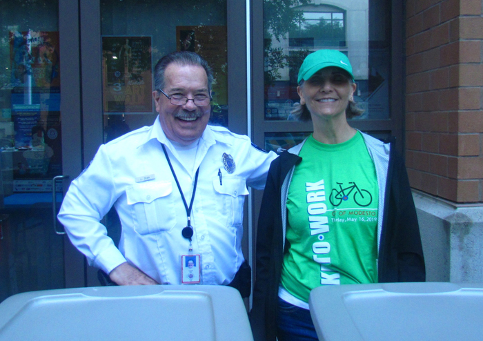 Leonard Zeer and Laurie French were happy to pass out free T-shirts AND SOCKS to participating riders.